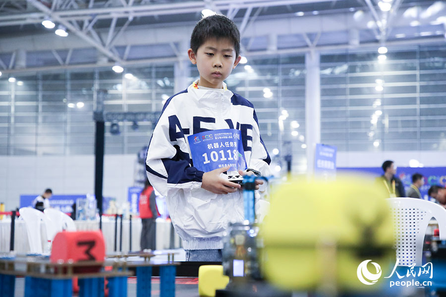 參加2025數字中國創新大賽青少年AI機器人賽道決賽的小選手。人民網記者 焦艷攝