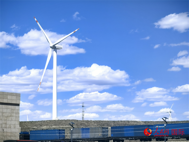 烏蘭察布烏蘭哈達火山附近的風力渦輪發電機。人民網 楊春燕攝