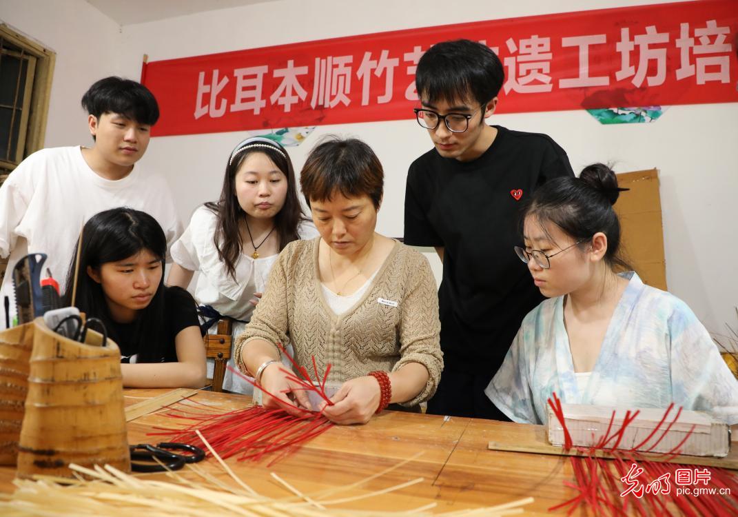 直播助農(nóng)、健康義診、扮靚街巷……青年學(xué)子暑期返鄉(xiāng)服務(wù)桑梓