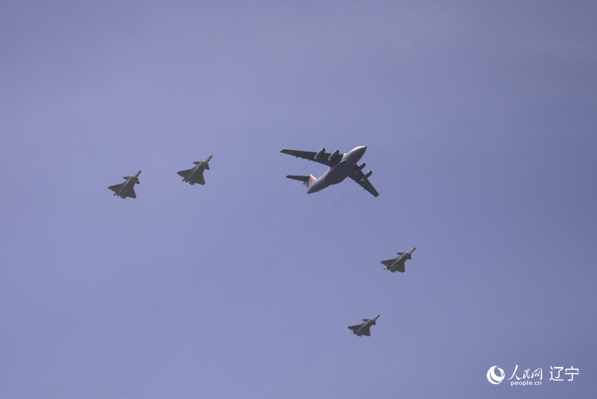 執行第十二批在韓中國人民志愿軍烈士遺骸轉運任務的運-20進入中國領空后，首次采用“五機編隊”的方式，由4架殲-20伴飛護航，與往年相比護航規格更高。人民網記者 邱宇哲攝