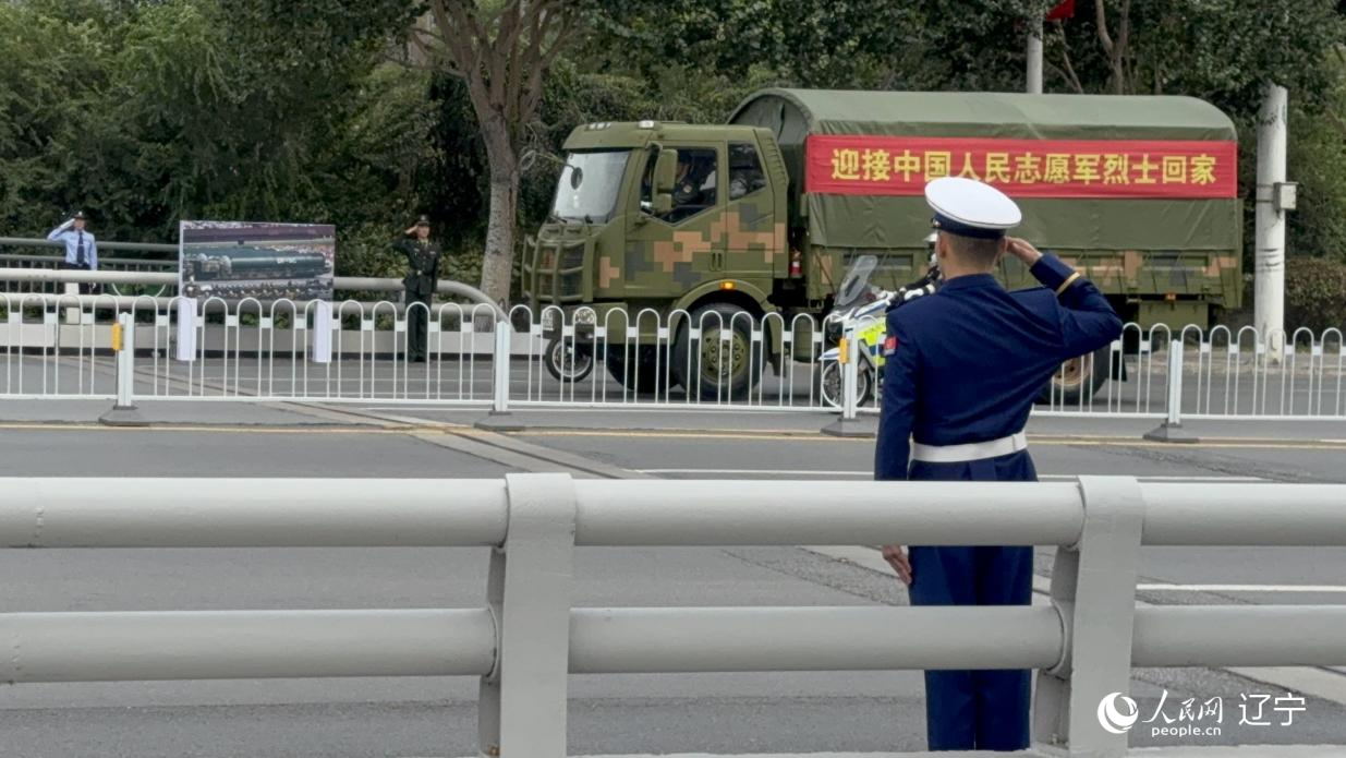 沈陽市渾河橋東側，擺放著東風—5C導彈的受閱照片。人民網記者 湯龍攝