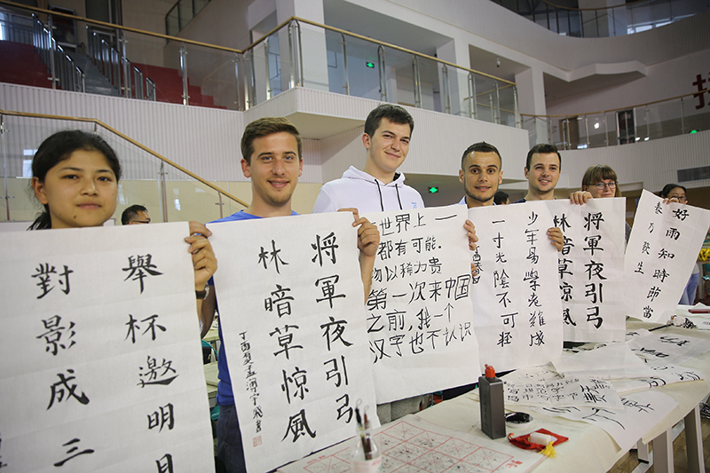 2017年6月5日,來自青島大學和中國石油大學(華東)的外國留學生在展示剛剛現場完成的書法作品。