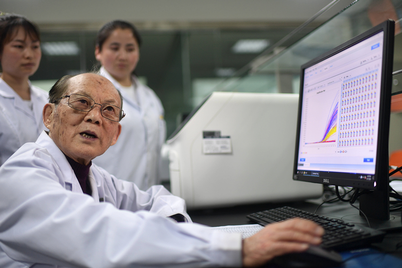 2021年6月17日，吳天一（前）在青海西寧的實驗室內和學生討論。