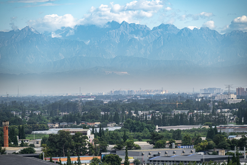 2024年7月1日,成都天氣晴好,遠處雪山清晰可見。