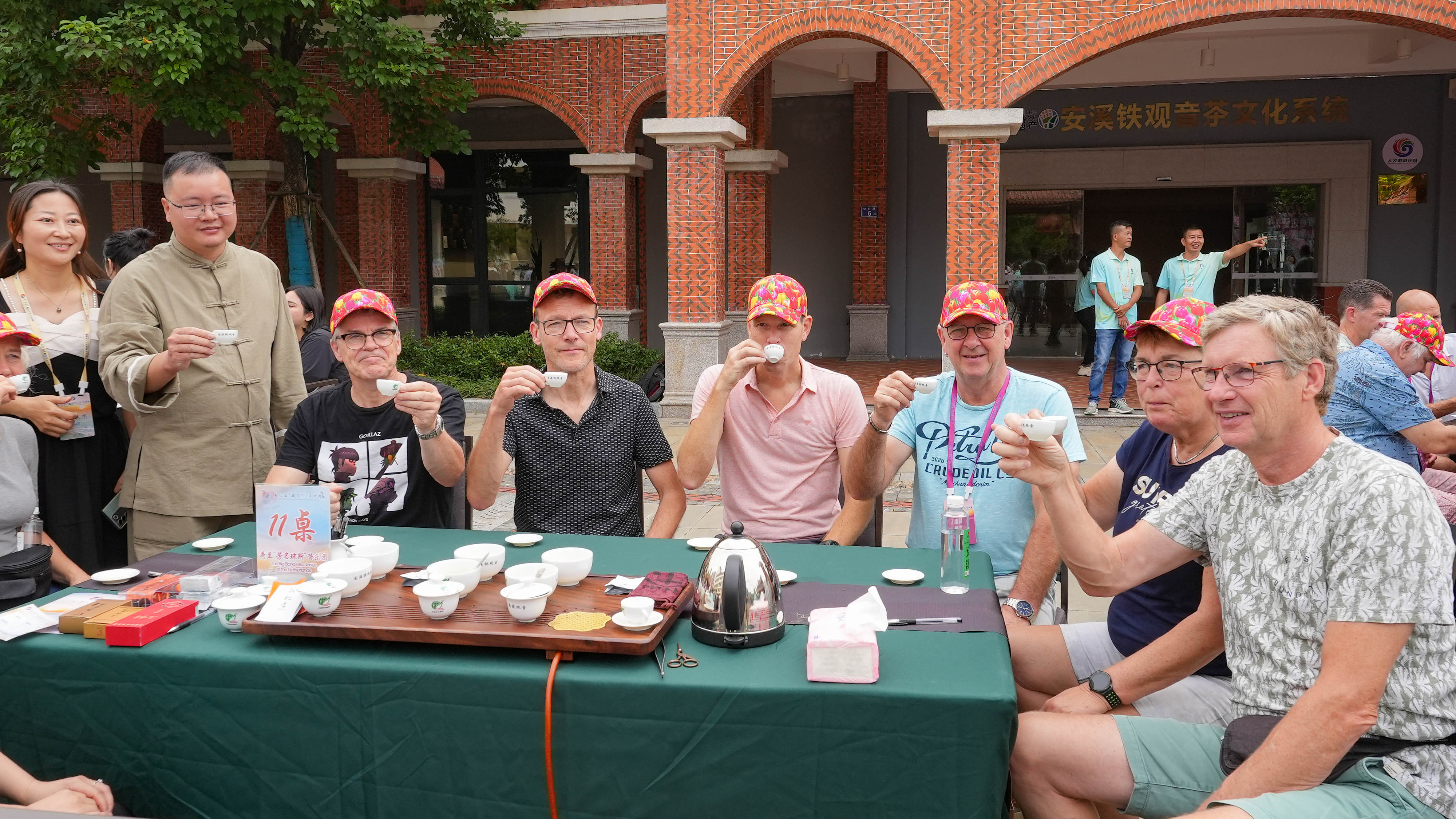 △2023年10月4日，福建泉州，外國(guó)人品中國(guó)茶。