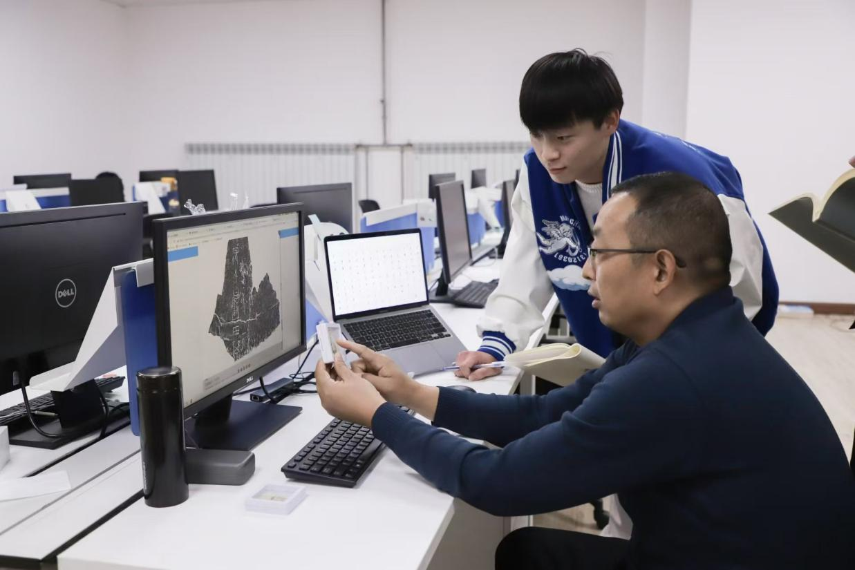 安陽師范學(xué)院甲骨文信息處理教育部重點(diǎn)實(shí)驗(yàn)室，劉永革正在給學(xué)生講甲骨文。受訪者供圖