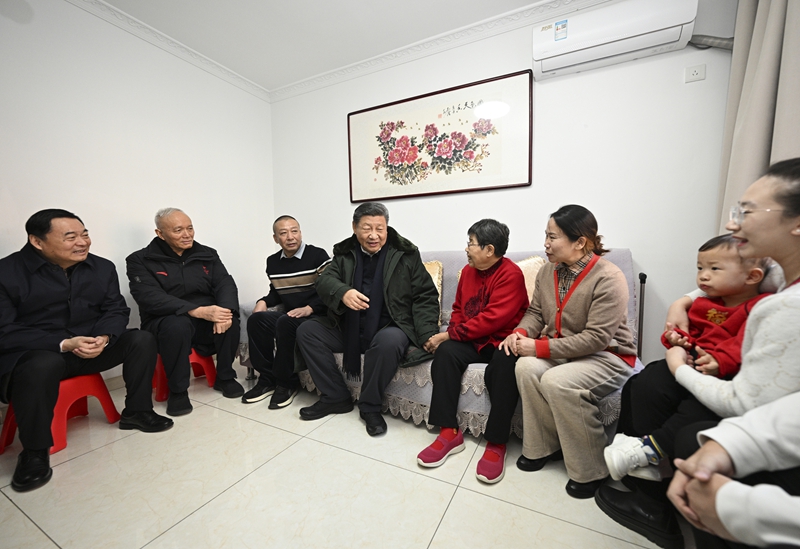 2025年1月23日上午，習近平總書記在遼寧沈陽大東區長安街道長安小區考察時，走進居民郎素蘭家中看望。