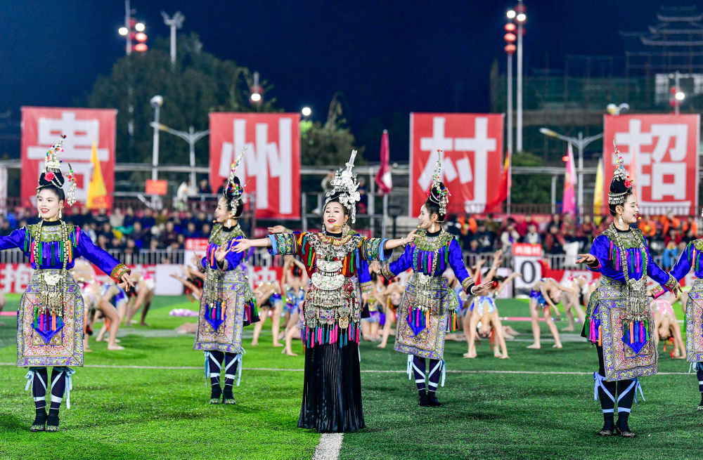 2025年3月14日，2025年貴州“村超”40強(qiáng)交叉賽在榕江“村超”足球場(chǎng)舉行，演員在比賽間隙表演侗族大歌，民族文化伴隨著體育賽事成功“出圈”。圖片來(lái)源：新華社