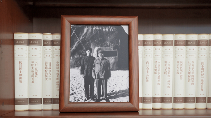 2022年12月31日，習近平辦公室的書架上擺放著他和父親的合影。