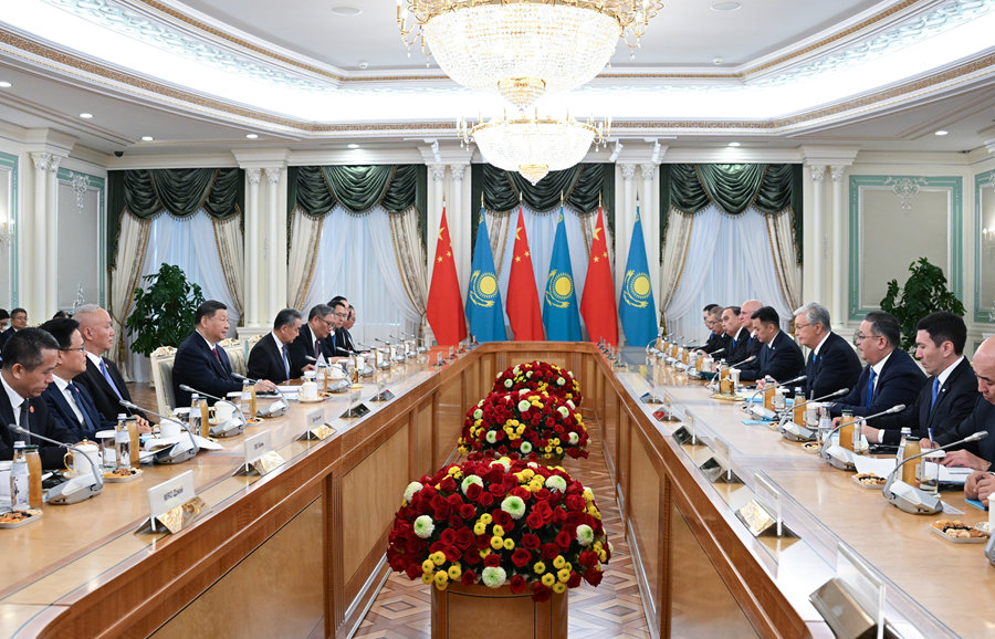 當地時間6月16日下午，哈薩克斯坦總統托卡耶夫同中國國家主席習近平在阿斯塔納總統府舉行會談。