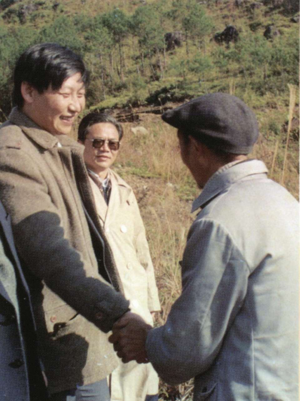 1989年1月，習近平到周寧縣走訪種林專業戶。（圖源：《習近平在寧德》）