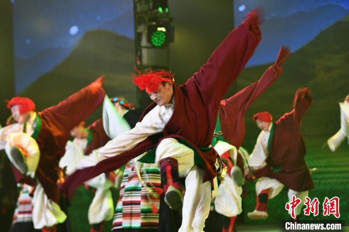 圖為演員在聯(lián)歡晚會上表演。　貢嘎來松 攝