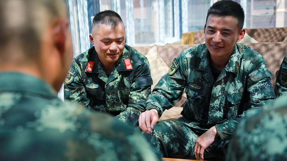 官兵正在陽光棚內優雅的環境中下象棋。