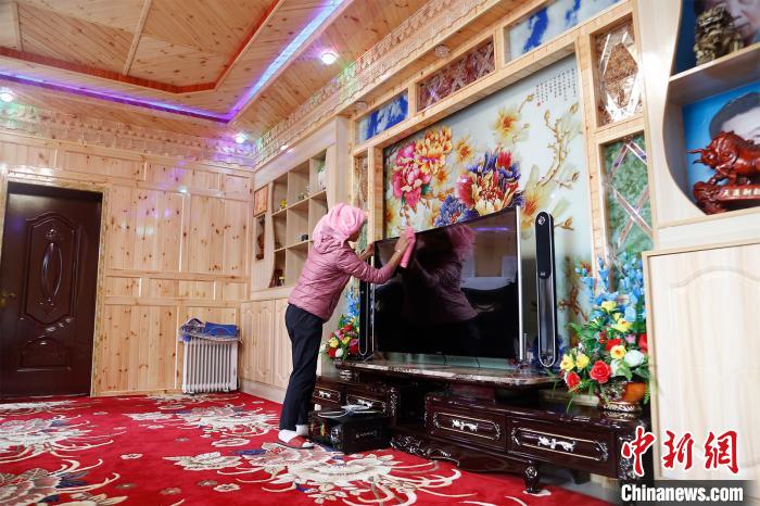 圖為做家務的項青達杰妻子。　馬銘言 攝