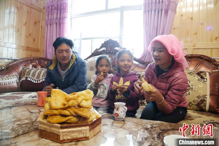 圖為項青達杰一家人合影。　馬銘言 攝