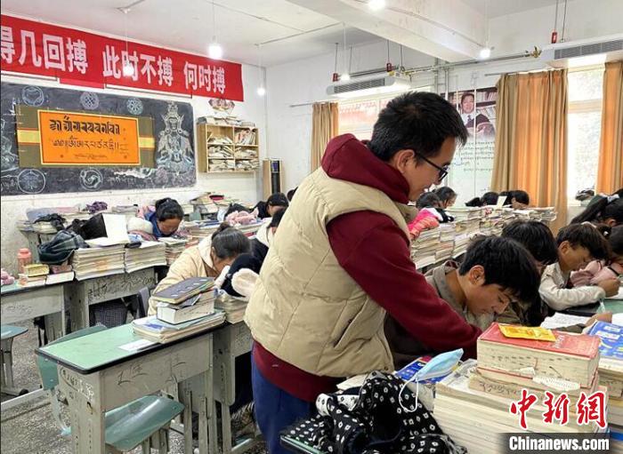 學(xué)生在免費輔導(dǎo)班上課。　尼瑪初 攝