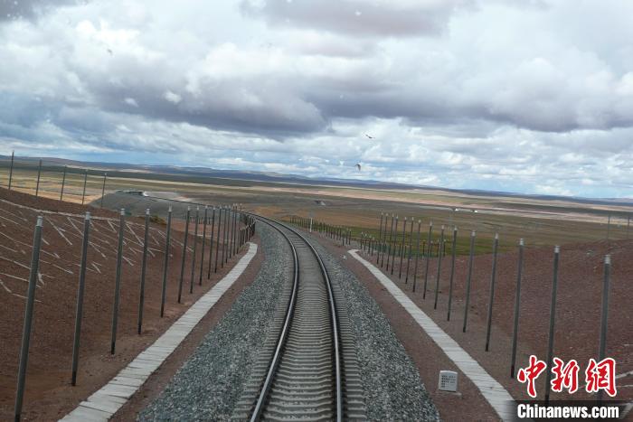 圖為熱棒技術在青藏鐵路凍土區的應用。(資料圖) 中鐵西北科學研究院供圖