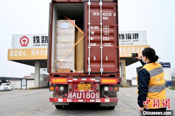 “95后”羌族貨運員的春運:為中歐班列盡一份力