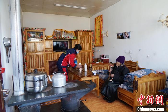 圖為敬老院護工為老人打掃屋內衛生?！●R銘言 攝