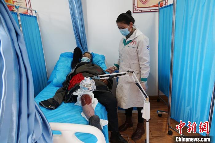 圖為敬老院醫生用藏藥為老人進行治療。　馬銘言 攝