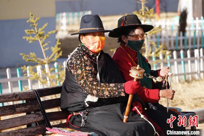 圖為敬老院老人在院內曬太陽轉經桶。　馬銘言 攝