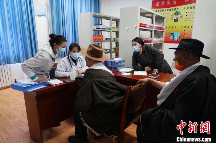 圖為骨科醫生為敬老院老人們進行集中檢查。　馬銘言 攝