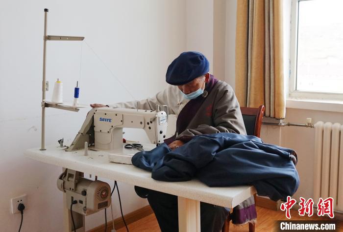 圖為敬老院老人使用縫紉機?！●R銘言 攝