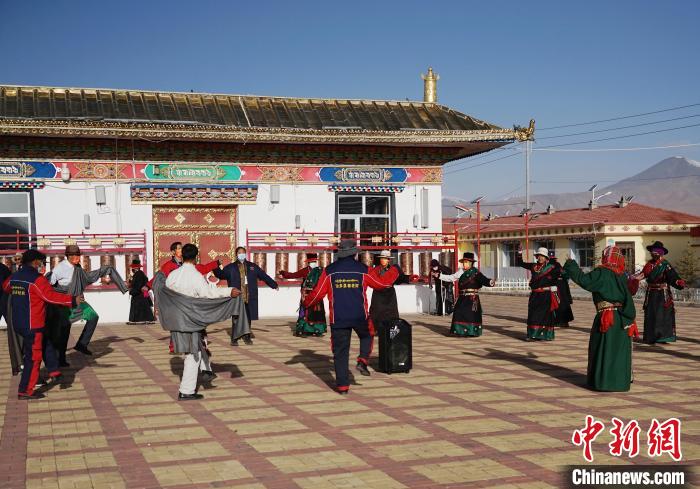 圖為老人們飯后跳起歡快的鍋莊舞蹈。　馬銘言 攝