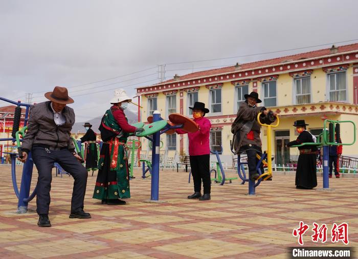 圖為老人們使用健身器材鍛煉身體?！●R銘言 攝