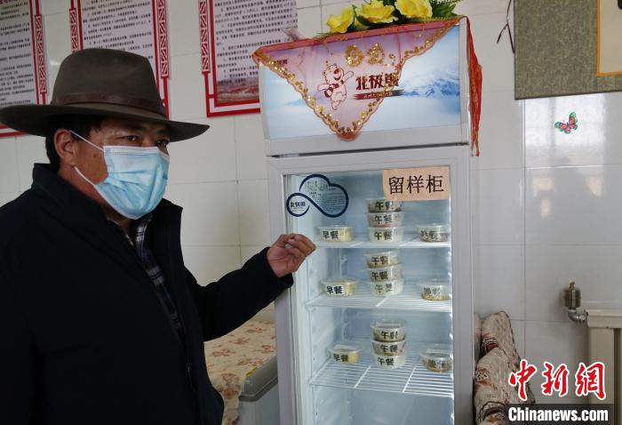 圖為敬老院院長德高介紹，老人們的三餐均有留樣記錄?！●R銘言 攝