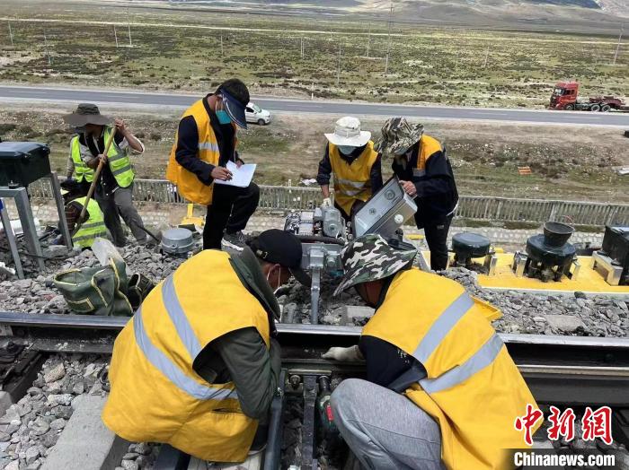 圖為青藏鐵路基礎(chǔ)設(shè)施“升級(jí)換代”施工現(xiàn)場(chǎng)。 現(xiàn)場(chǎng)作業(yè)人員供圖