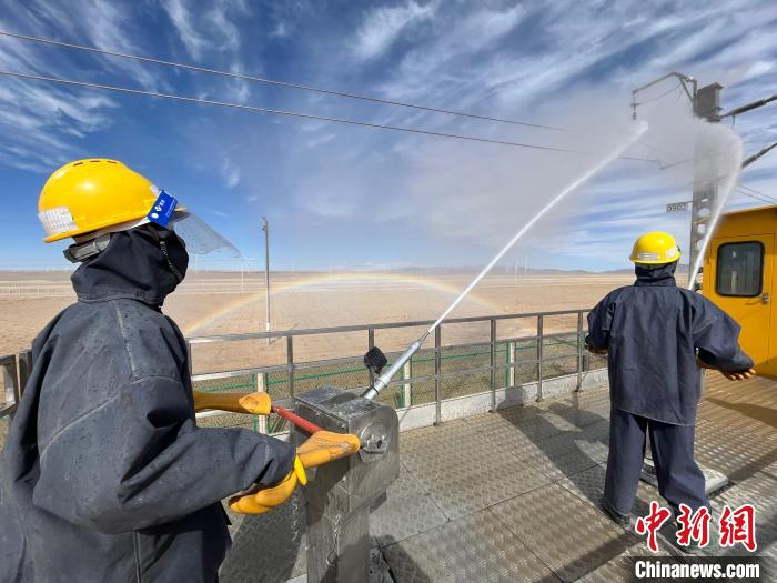 圖為水炮手操作高壓水槍對絕緣子進行清洗。 高啟宏 攝