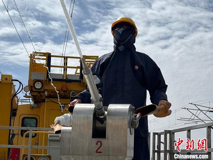 圖為水炮手操作高壓水炮進行作業(yè)。 高啟宏 攝