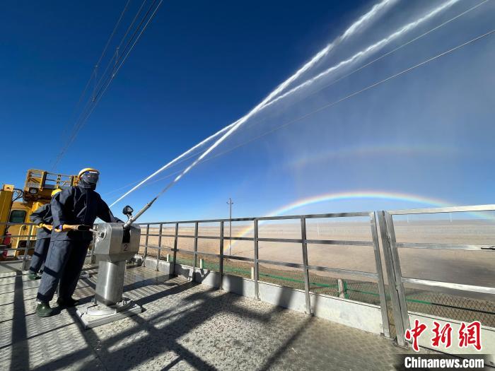 圖為水炮手在操作高壓水炮。 高啟宏 攝