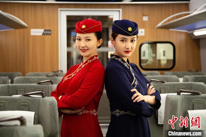 圖為整體色彩以“深藏青”和“喇嘛紅”為主調的西格段“復興號”動車組乘務員新制服。 李磊 攝