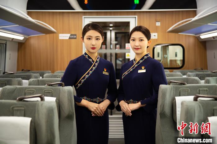 圖為整體色彩以“深藏青”為主調的西格段“復興號”動車組乘務員新制服。 李磊 攝