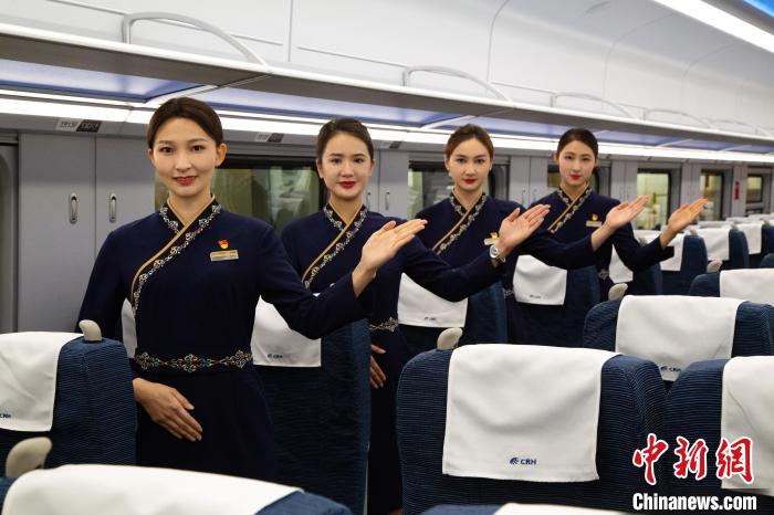 圖為身穿新制服的青藏鐵路西格段“復興號”動車組乘務員。 李磊 攝