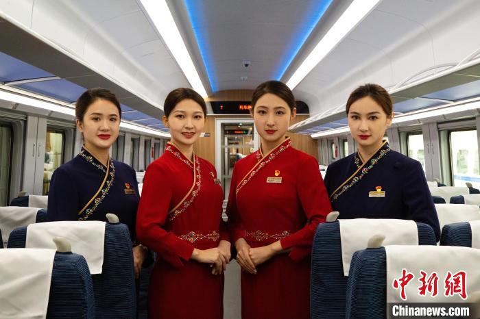 圖為整體色彩以“深藏青”和“喇嘛紅”為主調的西格段“復興號”動車組乘務員新制服。 李磊 攝