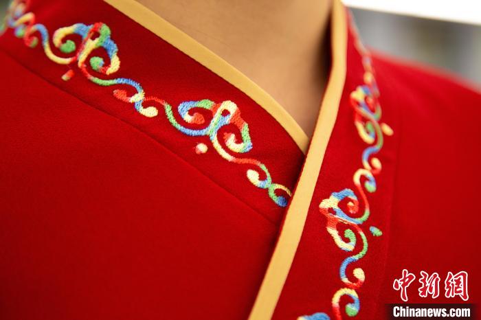 圖為新制服領口點綴有蒙古特色的烏力吉紋繡花。 李磊 攝