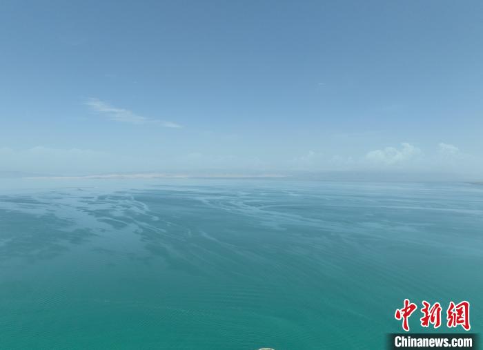 圖為航拍仲夏時節，青海湖水天一色。　祁增蓓 攝