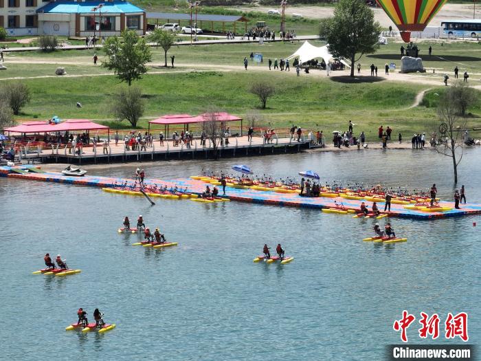 圖為航拍游客青海湖二郎劍景區體驗娛樂項目。　祁增蓓 攝