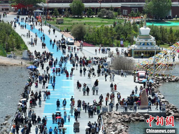 圖為航拍青海湖二郎劍景區游客眾多。　祁增蓓 攝