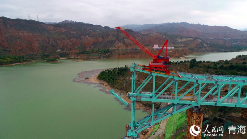 開始第12節間鋼桁梁架設。人民網 況玉攝