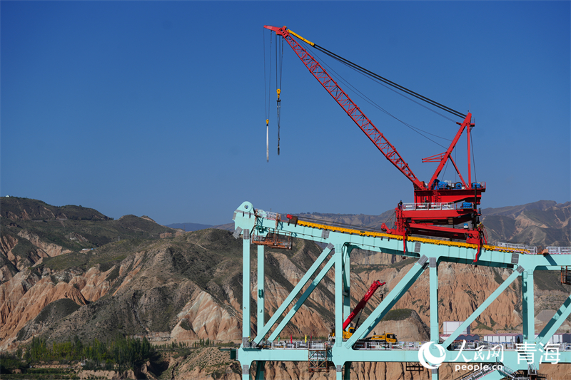 進行拱上吊行走。人民網 況玉攝