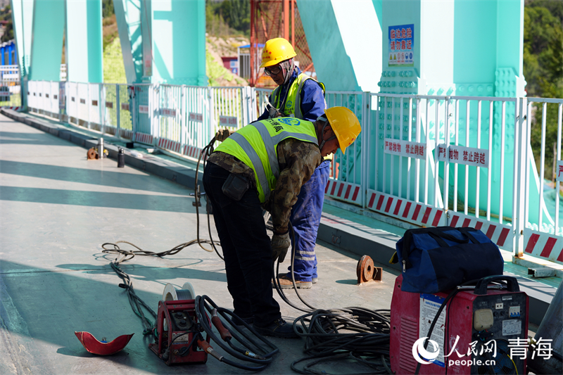 工人正在施工。人民網 況玉攝
