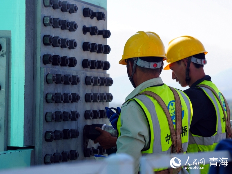 工人正在施工。人民網 況玉攝