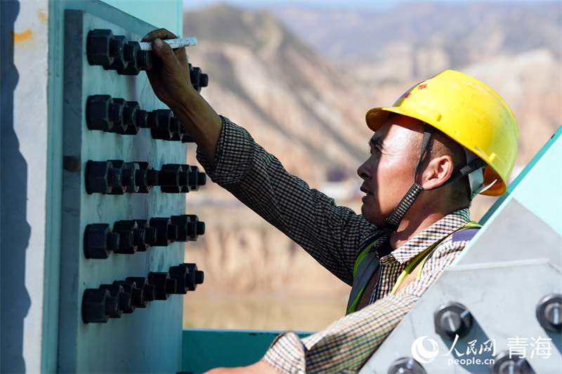 工人正在施工。人民網 況玉攝