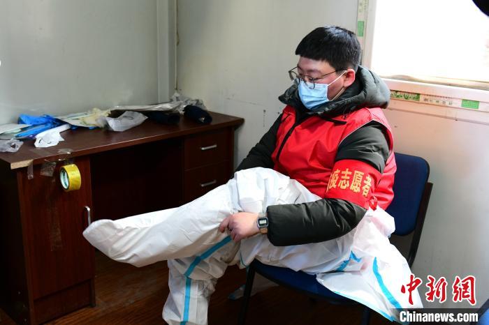 穿防護服。　鐵西區委宣傳部 攝