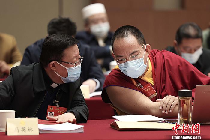 3月9日上午，全國(guó)政協(xié)十三屆四次會(huì)議舉行小組會(huì)議，討論“兩高”工作報(bào)告，審議各項(xiàng)決議和報(bào)告草案。圖為北京友誼賓館宗教界別委員小組會(huì)議現(xiàn)場(chǎng)，全國(guó)政協(xié)常委、中國(guó)佛教協(xié)會(huì)副會(huì)長(zhǎng)、中國(guó)佛教協(xié)會(huì)西藏分會(huì)會(huì)長(zhǎng)班禪額爾德尼·確吉杰布(右)與全國(guó)政協(xié)常委、中國(guó)天主教主教團(tuán)主席馬英林(左)交流。<a target='_blank' ><p  align=