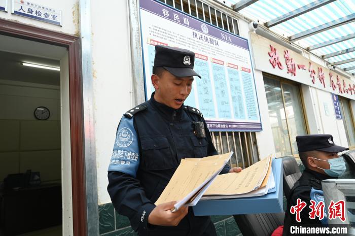 圖為洛桑朗嘎向記者展示卷宗。　趙朗 攝